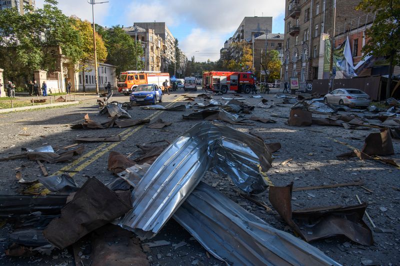 &copy; Reuters. 　１０月１７日、ウクライナの首都キーウ中心部のシェフチェンキウスキー地区で１７日早く、爆発があった。写真は１０日のロシアによるミサイル攻撃のあとの様子。キーウで撮影（２０