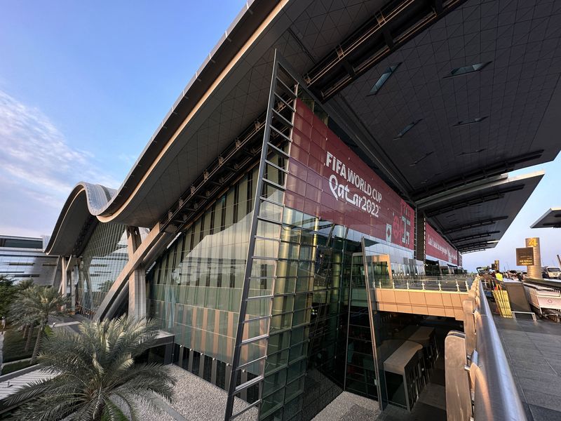&copy; Reuters. شعار كأس العالم لكرة القدم 2022 في مطار حمد الدولي في الدوحة يوم 14 أكتوبر تشرين الأول 2022. تصوير: حمد بن محمد - رويترز.