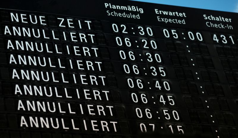 &copy; Reuters. Tablero que muestra los vuelos cancelados mientras los pilotos de Eurowings inician una huelga de tres días, en Colonia, Alemania, el 17 de octubre de 2022. REUTERS/Thilo Schmuelgen