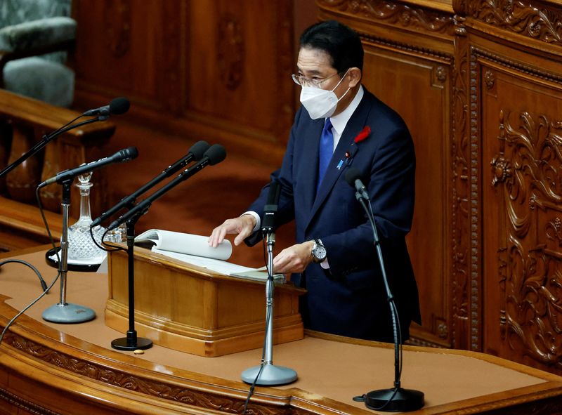 &copy; Reuters. FILE PHOTO: Japan's Prime Minister Fumio Kishida delivers his policy speech during an extraordinary session at the lower house of parliament in Tokyo, Japan October 3, 2022.  REUTERS/Issei Kato/File Photo