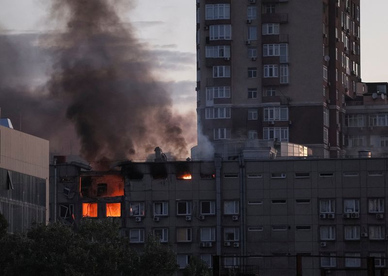 &copy; Reuters. دخان يتصاعد فوق مبنى بعد غارة جوية روسية في كييف يوم الاثنين. تصوير: جليب جارانيش - رويترز. 