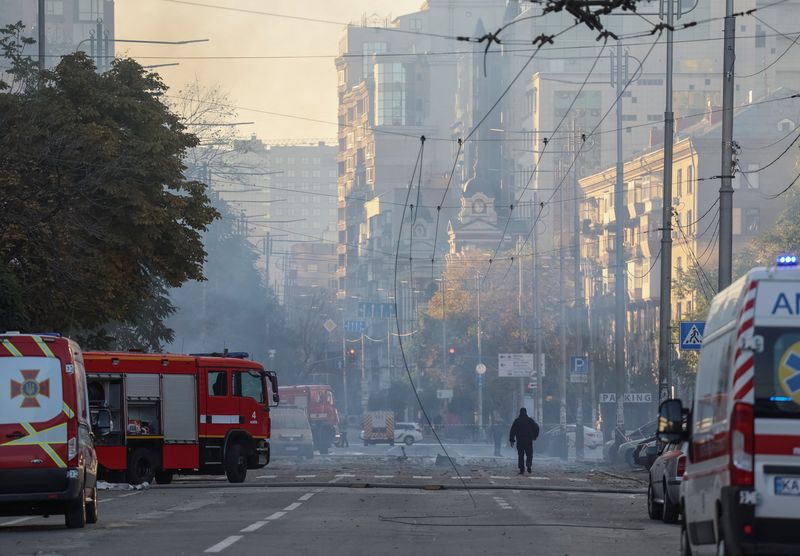 &copy; Reuters. Una strada di Kiev, colpita da un attacco russo con droni. 17 ottobre 2022. REUTERS/Gleb Garanich