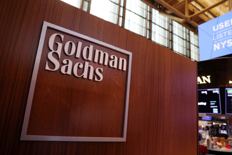 &copy; Reuters. Il logo di Goldman Sachs è visibile nella sala delle contrattazioni del New York Stock Exchange (NYSE) a New York City, New York, Stati Uniti, 17 novembre 2021. REUTERS/Andrew Kelly