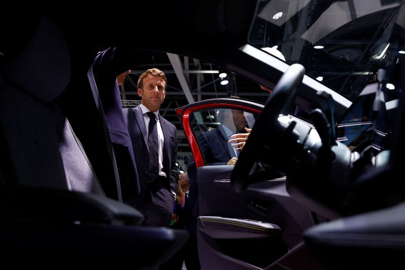 &copy; Reuters. Le président français Emmanuel Macron lors du salon de l'automobile de Paris. /Photo prise le 17 octobre 2022/REUTERS/Gonzalo Fuentes