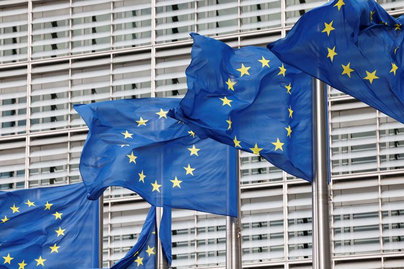 &copy; Reuters. Drapeaux de l'Union européenne devant le siège de la Commission européenne à Bruxelles, Belgique. /Photo prise  le 28 septembre 2022/REUTERS /Yves Herman