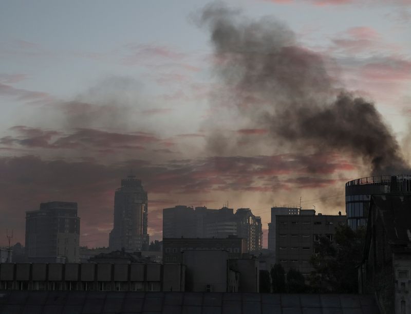 &copy; Reuters. دخان يتصاعد فوق مبنى بعد غارة جوية روسية في كييف يوم الاثنين. تصوير: جليب جارانيش - رويترز.