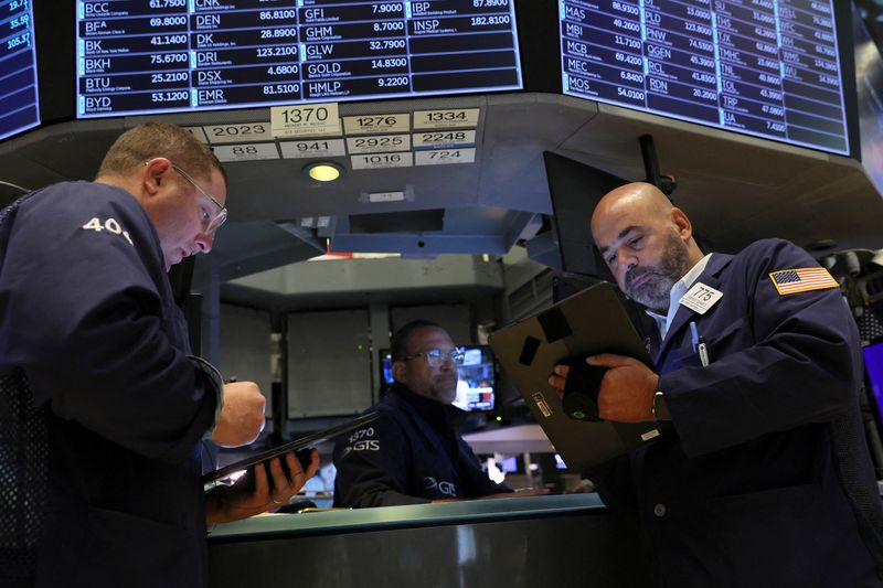 &copy; Reuters. FILE PHOTO: Traders work on the floor of the New York Stock Exchange (NYSE) in New York City, U.S., September 7, 2022.  REUTERS/Brendan McDermid/File Photo