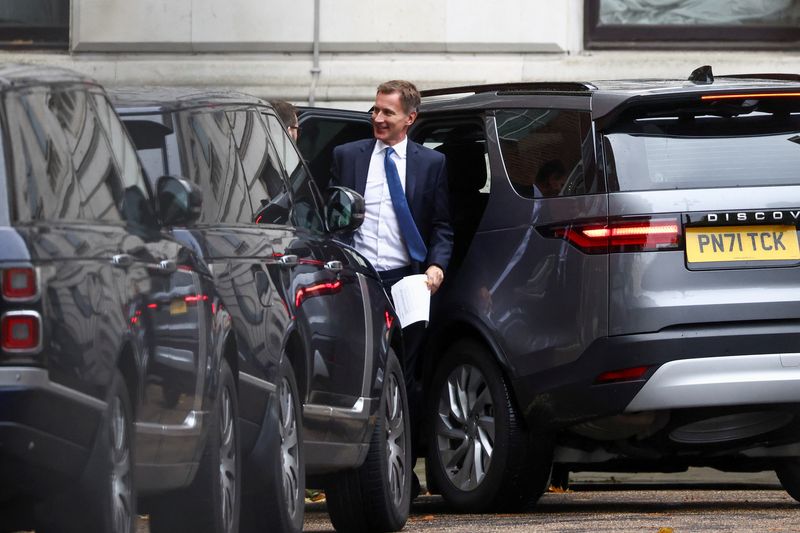 &copy; Reuters. British Chancellor of the Exchequer Jeremy Hunt exits a car outside Downing Street in London, Britain October 17, 2022. REUTERS/Henry Nicholls
