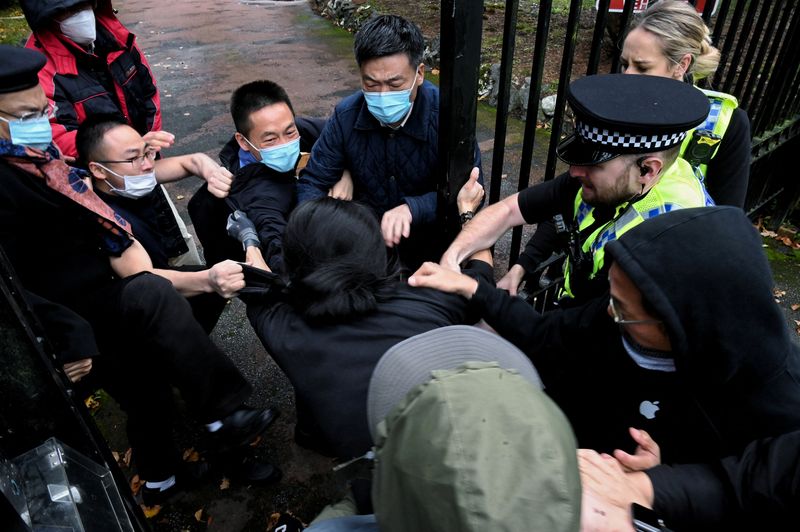 &copy; Reuters. FOTO DE ARCHIVO: Un hombre es arrastrado a la puerta del consulado chino tras una manifestación contra el presidente de China, Xi Jinping, en Mánchester, Reino Unido, 16 de octubre de 2022. REUTERS/The Chaser News/Matthew Leung