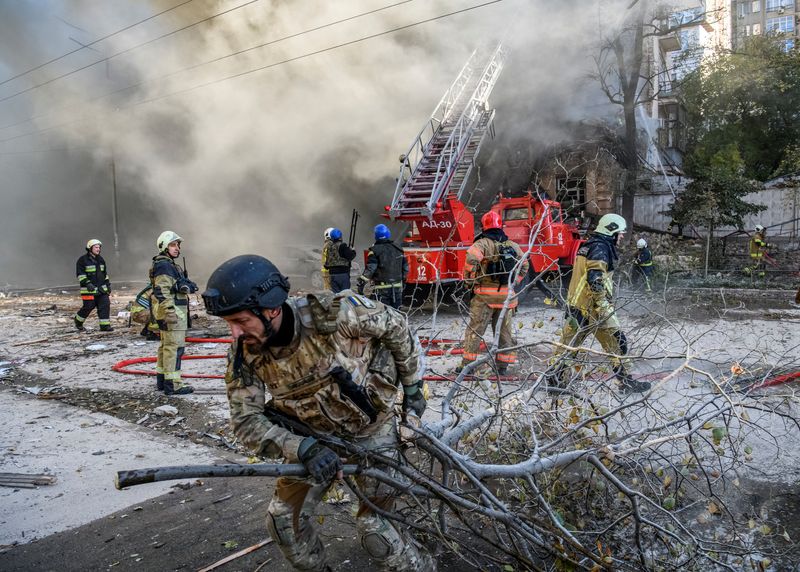 &copy; Reuters. Des pompiers aident à évacuer un immeuble détruit par une frappe de drone russe à Kyiv, en Ukraine. /Photo prise le 17 octobre 2022/REUTERS/Vladyslav Musiienko