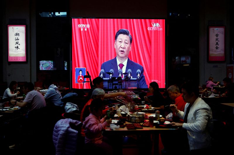 &copy; Reuters. FILE PHOTO: Diners eat in front of a screen showing live broadcast of Chinese President Xi Jinping's speech at the opening ceremony of the 20th National Congress of the Communist Party of China, inside a restaurant in Beijing, China October 16, 2022. REUT