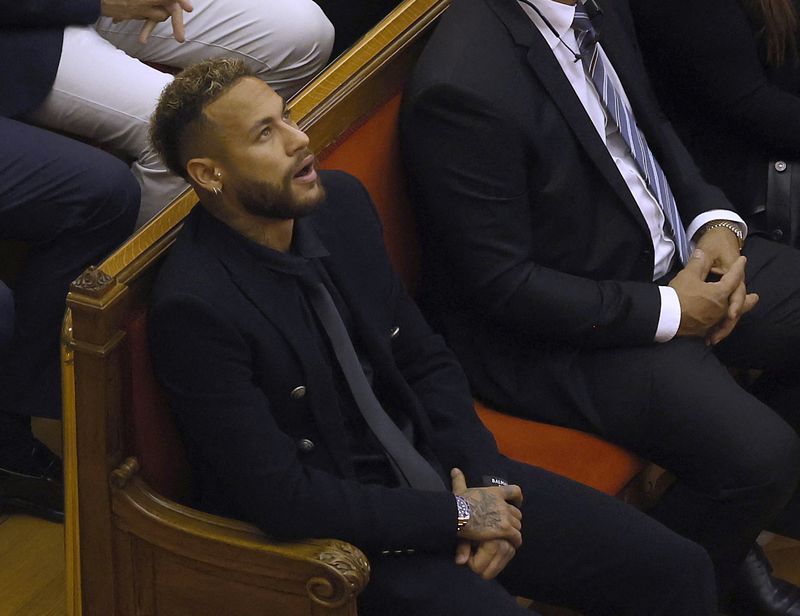 &copy; Reuters. Neymar durante julgamento em Barcelona
 17/10/2022    REUTERS/Albert Gea