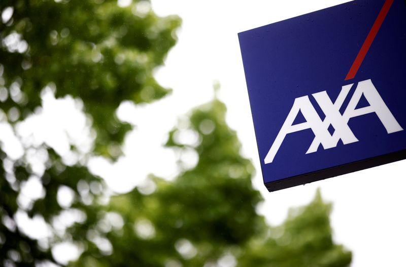 &copy; Reuters. Il logo della compagnia di assicurazione francese Axa è visibile all'esterno di un edificio a Les Sorinieres, vicino a Nantes, Francia, 4 maggio 2021. REUTERS/Stephane Mahe/Foto d'archivio