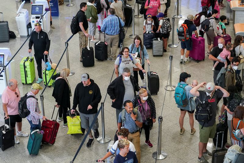 © Reuters. FILE PHOTO: Passengers are seen at the Delta Air Lines check in area before their flights at Hartsfield-Jackson Atlanta International Airport in Atlanta, Georgia, U.S. June 28, 2022. REUTERS/Elijah Nouvelage