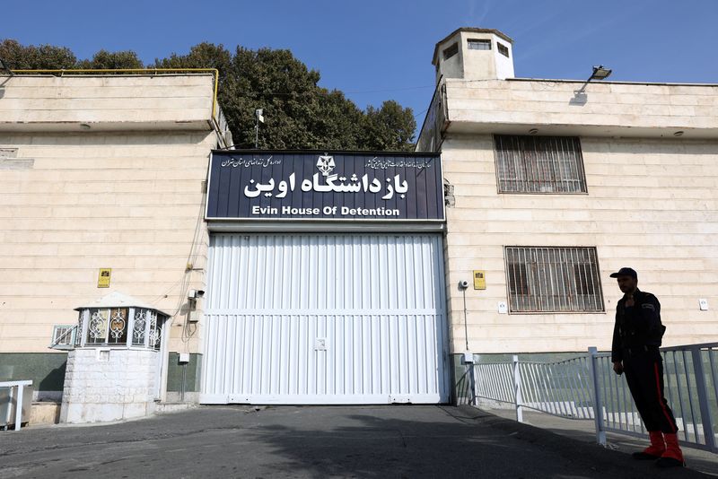 © Reuters. مدخل سجن إيفين في طهران في صورة التقطت يوم الاثنين. صورة من وكالة غرب اسيا للأنباء. 