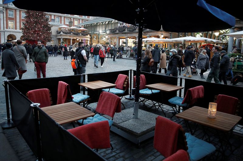 &copy; Reuters. Empty tables are seen at a restaurant amid the coronavirus disease (COVID-19) pandemic in London, Britain, December 18, 2021.  REUTERS/Peter Nicholls/Files