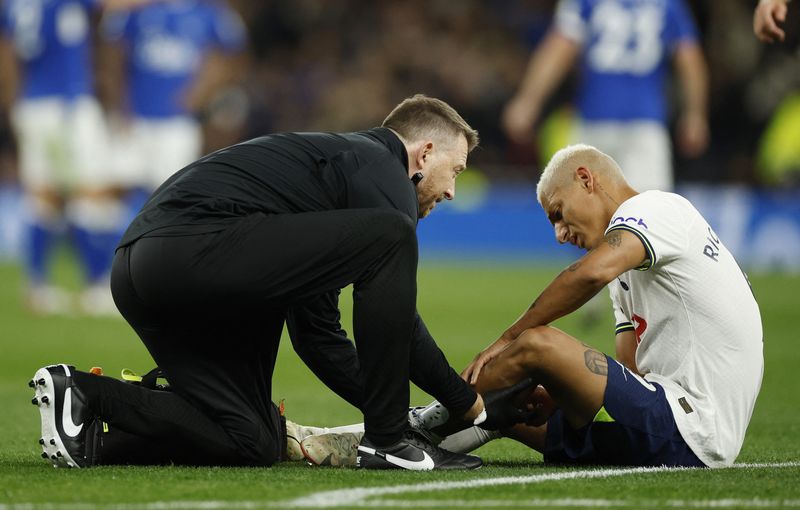 &copy; Reuters. Richarlison se machuca em jogo do Tottenham Hotspur
 15/10/2022    Action Images via Reuters/John Sibley