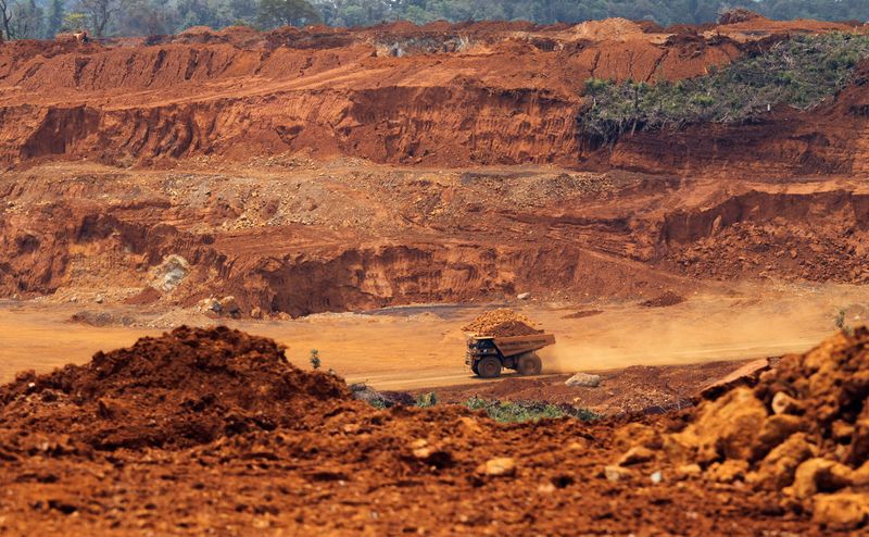 &copy; Reuters. Caminhão transporta níquel em planta de produção da Vale Indonesia.  REUTERS/Yusuf Ahmad/File Photo