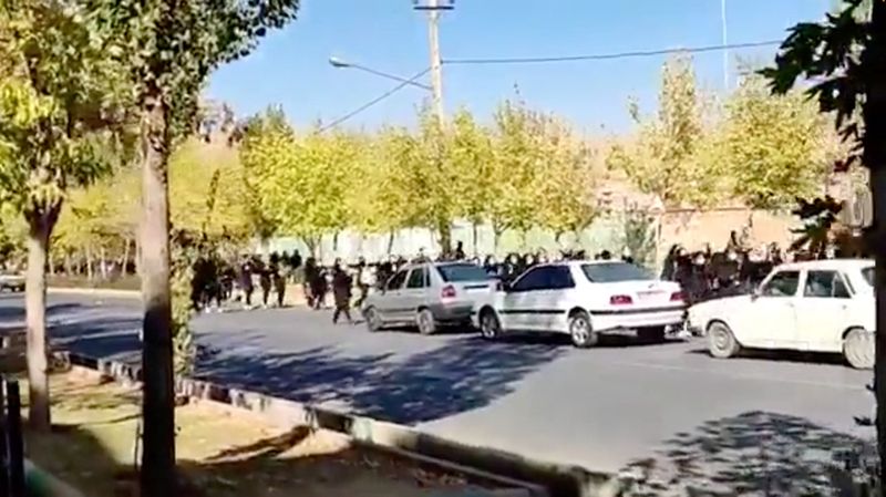 &copy; Reuters. محتجون في أحد شوارع سقز باقليم كردستان بإيران في صورة بتاريخ الرابع من أكتوبر تشرين الأول 2022. صورة من وسائل التواصل الإجتماعي محظور إعادة بي