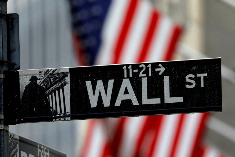 © Reuters. FILE PHOTO: Raindrops hang on a sign for Wall Street outside the New York Stock Exchange in Manhattan in New York City, New York, U.S., October 26, 2020. REUTERS/Mike Segar