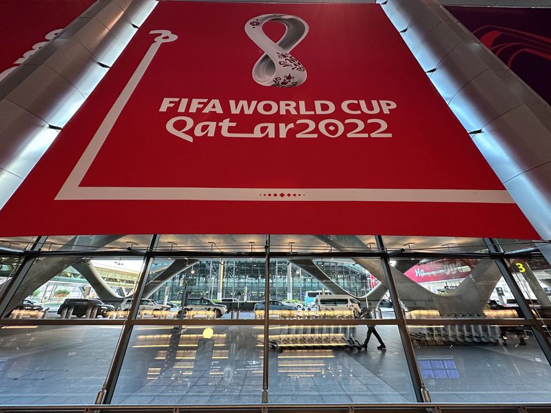 &copy; Reuters. Le logo de la Coupe du monde 2022 à l'aéroport international de Hamad. /Photo prise le 14 octobre 2022 à Doha, au Qatar/REUTERS/Hamad I Mohammed
