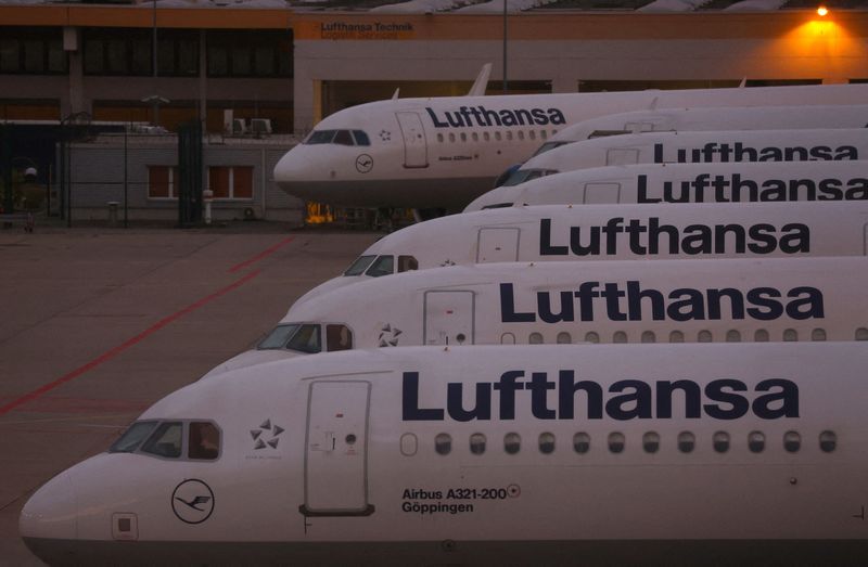 &copy; Reuters. FILE PHOTO: Planes of German air carrier Lufthansa are parked as Lufthansa pilots start a strike over a wage dispute, at the airport in Frankfurt, Germany September 2, 2022.  REUTERS/Kai Pfaffenbach