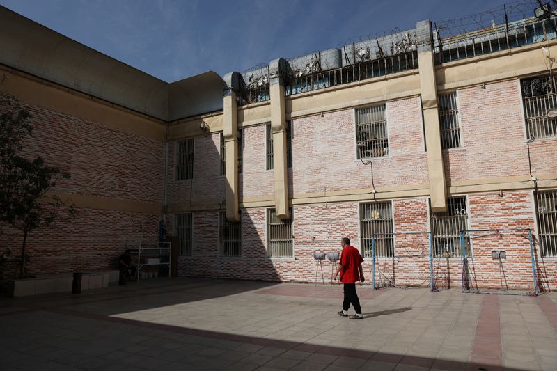 © Reuters. سجين يمشي في ساحة سجن إيفين بطهران اليوم الاثنين. صورة لرويترز من وكالة أنباء غرب أسيا.


