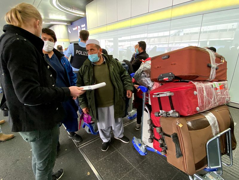 &copy; Reuters. Un groupe d'Afghans arrive à l'aéroport de Francfort, en Allemagne. /Photo d'archives/REUTERS/Tilman Blasshofer