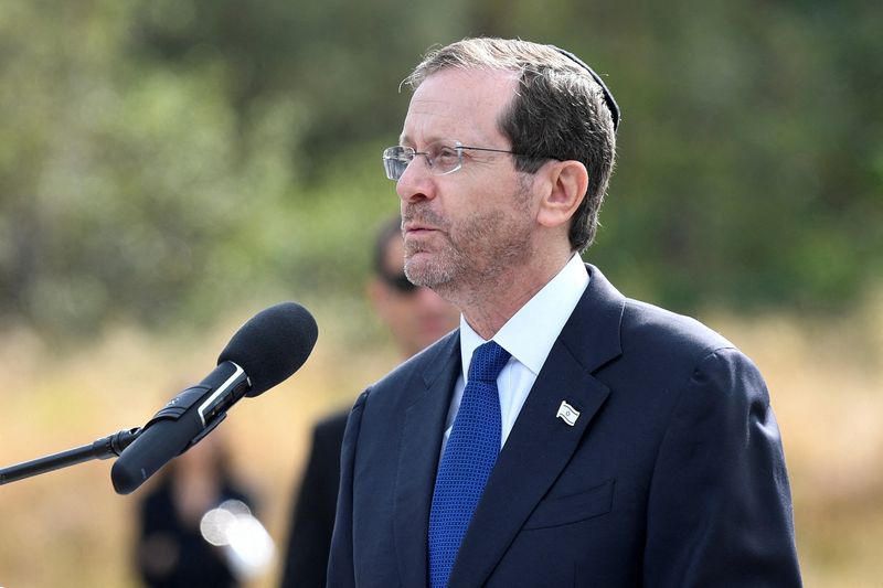 &copy; Reuters. FILE PHOTO: Israeli iPresident Isaac Herzog speaks at the memorial site of the former WWII concentration camp Bergen-Belsen in Lohheide, Germany, September 6, 2022. REUTERS/Fabian Bimmer/File Photo