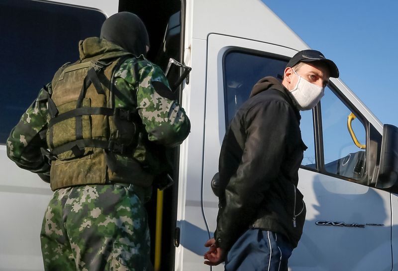 &copy; Reuters. Un prisonnier de guerre ukrainien lors d'un échange de prisonniers entre l'Ukraine et les républiques séparatistes. /Photo d'archives/REUTERS/Alexander Ermochenko