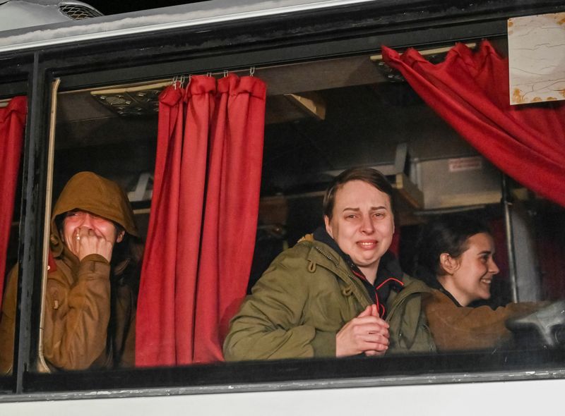 © Reuters. أسرى حرب أوكرانيون في حافلة لدى وصوله إلى زابوريجيا في أوكرانيا يوم الاثنين. تصوير: رويترز. 