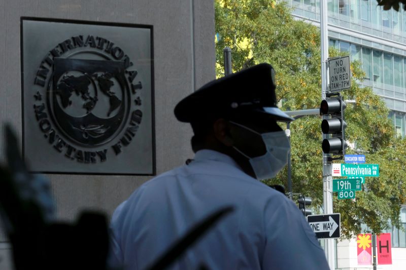 © Reuters. FILE PHOTO: A security guard wearing a protective mask stands outside the headquarters of the International Monetary Fund during the group's Annual Meetings in Washington, U.S., October 12, 2022. REUTERS/James Lawler Duggan