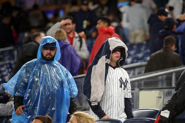 &copy; Reuters. 　米大リーグ（ＭＬＢ）は１７日、ニューヨークでアメリカン・リーグ地区シリーズ（５回戦制）、ヤンキース対ガーディアンズの第５戦を行う予定だったが、試合は雨のため翌日に延期と