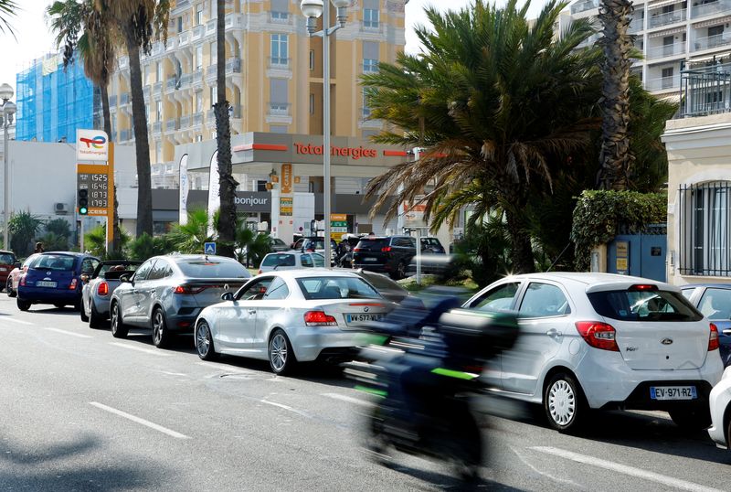 &copy; Reuters. FILE PHOTO: Car drivers queue to fill their fuel tank at a TotalEnergies gas station in Nice as petrol supplies have been disrupted by strikes for weeks in France, October 17, 2022.   REUTERS/Eric Gaillard/File Photo