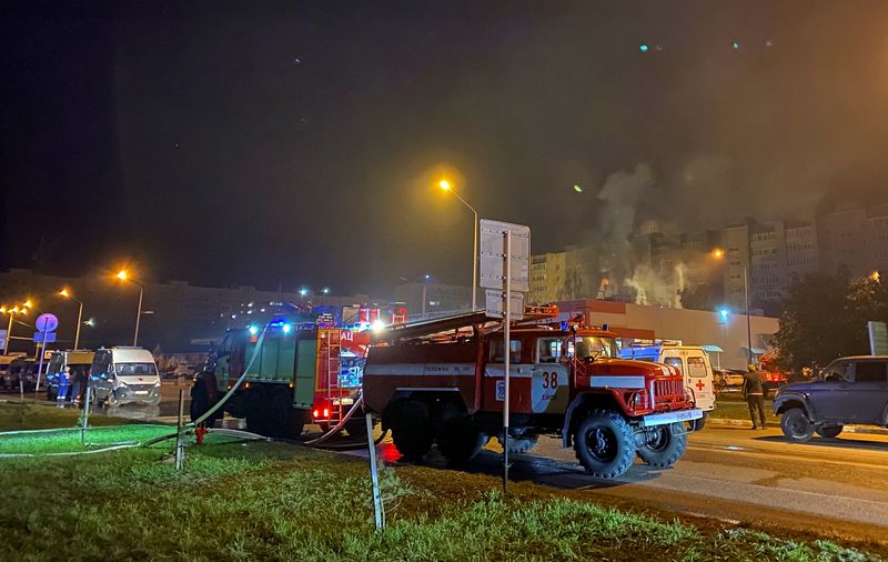 &copy; Reuters. رجال الإطفاء يعملون بموقع اصطدام مقاتلة بمنى سكني في مدينة ييسك جنوب روسيا يوم الاثنين في صورة لرويترز. (يحظر إعادة بيع الصورة أو الاحتفاظ ب