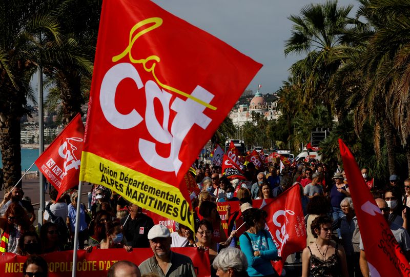 &copy; Reuters. Photo d'archives des membres du syndicat CGT pendant une manifestation à Nice. /Photo prise le 5 octobre 2021/REUTERS/Eric Gaillard