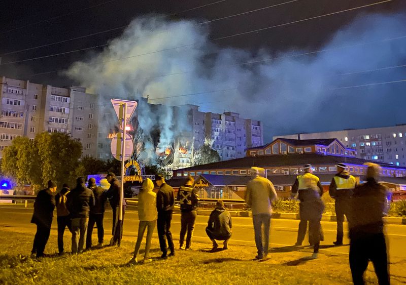 &copy; Reuters. Le site d'un accident d'avion sur un immeuble résidentiel à Ieïsk, en Russie. /Photo prise le 17 octobre 2022/REUTERS/Stringer
