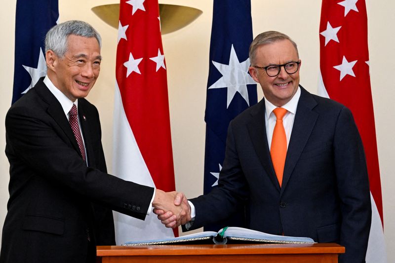 &copy; Reuters. 　１０月１８日、オーストラリア、シンガポール両政府は１８日、「グリーン経済」協定を締結することで合意した。写真左はシンガポールのリー・シェンロン首相、右はオーストラリアの