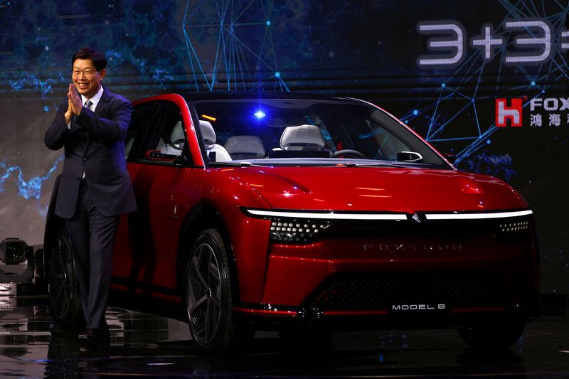 © Reuters. Foxconn Chairman Liu Young-way poses on stage with an electric vehicle, the Model C, during the company's annual Tech Day in Taipei, Taiwan, October 18, 2022. REUTERS/Ann Wang