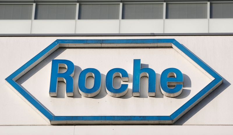 &copy; Reuters. Photo d'archives du logo de Roche à son siège à Bâle, en Suisse. /Photo prise le 30 janvier 2020/REUTERS/Arnd Wiegmann