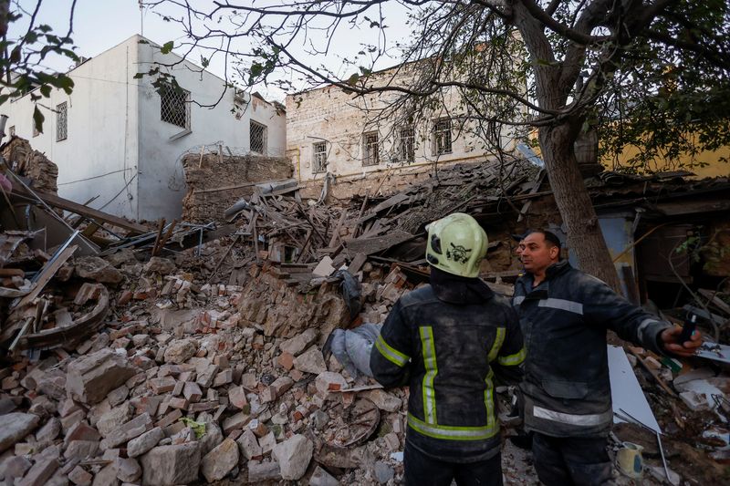 &copy; Reuters. Equipos de rescate junto a un edificio fuertemente dañado por un ataque de misiles rusos, durante el ataque de Rusia a Ucrania, en Mikoláiv, Ucrania, 18 de octubre de 2022. REUTERS/Valentyn Ogirenko