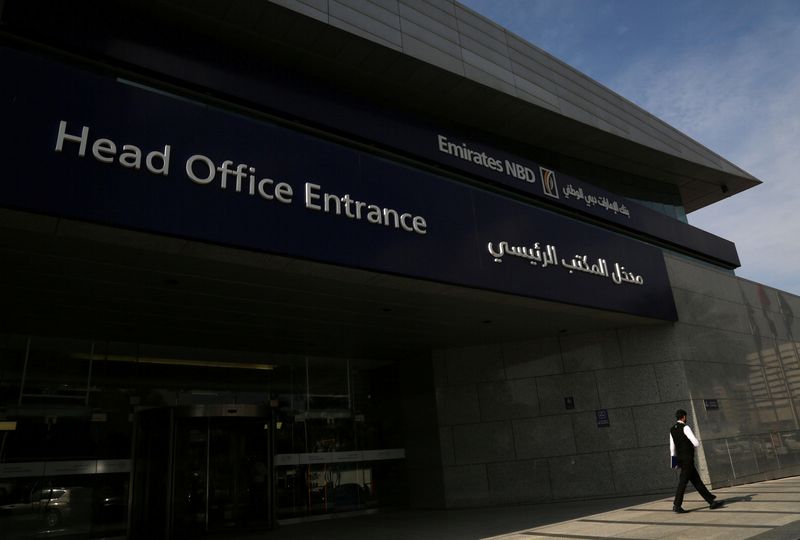 &copy; Reuters. رجل يغادر المكتب الرئيسي لبنك الإمارات دبي الوطني في دبي بصورة من أرشيف رويترز.