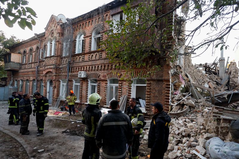 &copy; Reuters. FOTO DE ARCHIVO. Rescatistas cerca de un edificio muy dañado por un ataque de misiles rusos, en medio del ataque de Rusia a Ucrania, en Mikoláiv, Ucrania. 18 de octubre de 2022. REUTERS/Valentyn Ogirenko