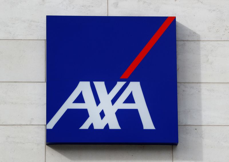 &copy; Reuters. FOTO DE ARCHIVO. Un logo de la aseguradora Axa en la entrada de la sede de la compañía en Bruselas, Bélgica. 5 de marzo de 2018. REUTERS/Yves Herman
