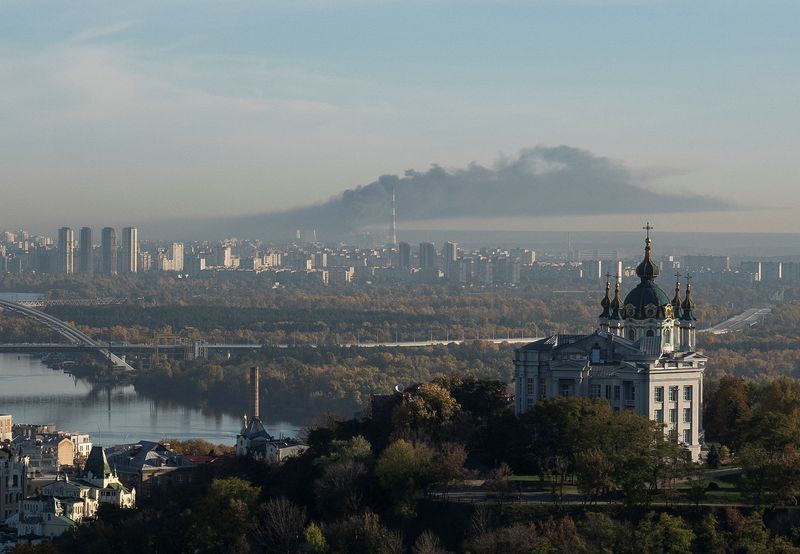 &copy; Reuters.  １０月１８日、ロシア軍は、ウクライナのエネルギー施設に対して新たな空爆を実施した。写真は同日、ロシア側の攻撃を受け煙を上げるキーウ近郊の様子（２０２２年　ロイター/Anna Voite