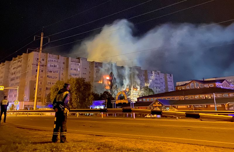 © Reuters. A view shows the site of a plane crash, after a Sukhoi Su-34 supersonic medium-range fighter-bomber plunged towards the residential building, in the southern city of Yeysk, Russia October 17, 2022.  REUTERS/Stringer  