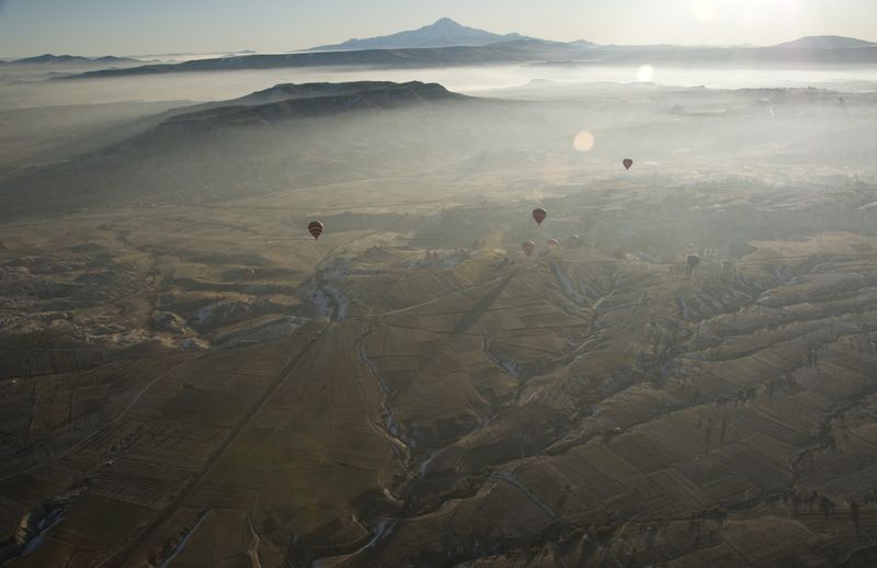 &copy; Reuters. FOTO DE ARCHIVO. Imagen referencial de globos aerostáticos sobre la región de Capadocia, Turquía. 12 de diciembre de 2008. REUTERS/Tan Shung Sin