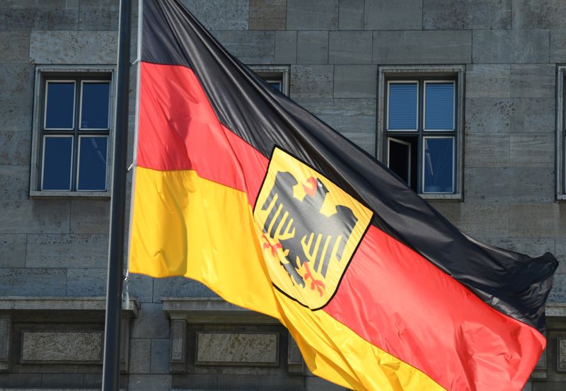 &copy; Reuters. Photo d'archives d'un drapeau allemand devant le ministère allemand des finances à Berlin. /Photo prise le 9 septembre 2021/REUTERS/Annegret Hilse
