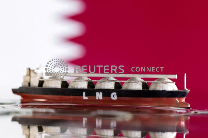 &copy; Reuters. Un modello di una nave da trasport di gas Gnl di fronte alla bandiera del Qatar. 19 maggio 2022. REUTERS/Dado Ruvic/Illustration/File Photo