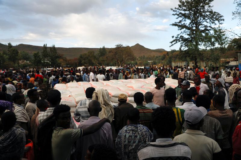 &copy; Reuters. Photo d'archives de personnes faisant la queue pour recevoir des dons de nourriture dans la ville de Shire, région du Tigré, en Éthiopie. /Photo prise le 15 mars 202/ REUTERS/Baz Ratner